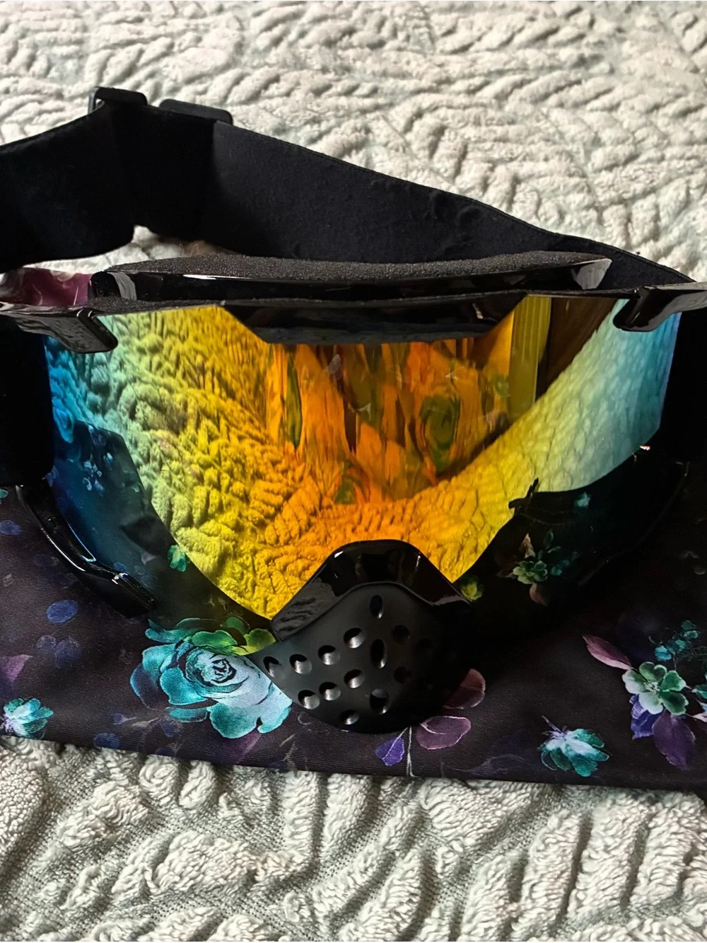 Black Ski/sbowboard/mountain bike Goggles with Iridescent mirror lenses